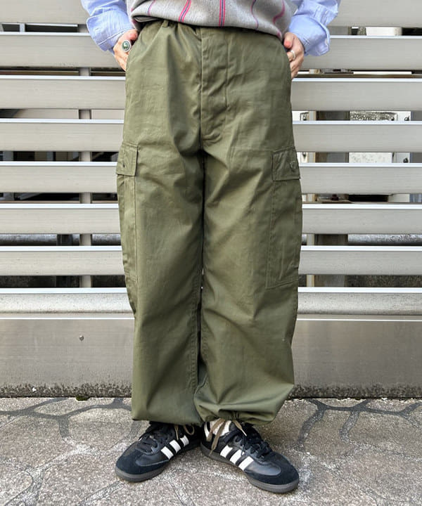 まつむさんの「BEAMS WOMEN｜【別注】BUZZ RICKSON'S / ポプリン アーミーパンツ」を使ったコーディネート