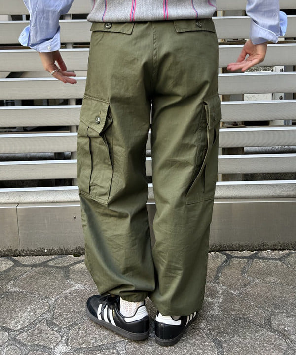 まつむさんの「BEAMS WOMEN｜【別注】BUZZ RICKSON'S / ポプリン アーミーパンツ」を使ったコーディネート