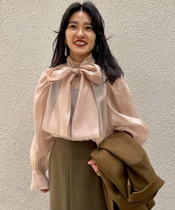 五十峯 さよさんの「BEAMS WOMEN｜オーガンジー リボンブラウス」を使ったコーディネート