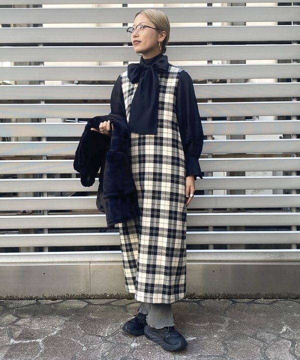 オカモト ミサキさんの「BEAMS WOMEN｜オーガンジー リボンブラウス」を使ったコーディネート