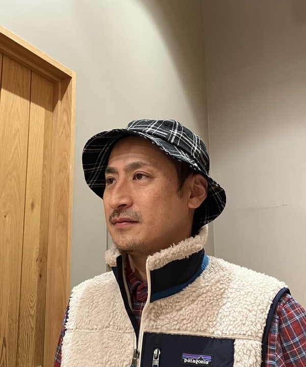 穴井 唯志さんの「BEAMS WOMEN｜BEAMS PLUS / インディゴチェック ボタンダウンシャツ」を使ったコーディネート