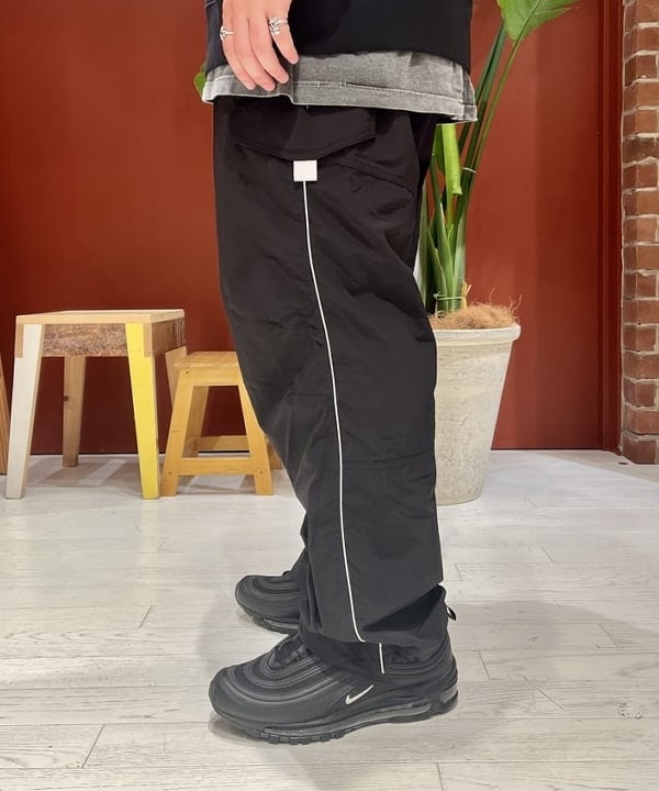 新里 京介さんの「BEAMS WOMEN｜BEAMS / パイピング スノー パンツ」を使ったコーディネート