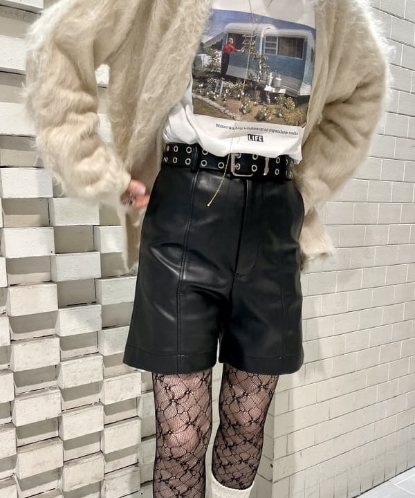 カタヤマ アヤさんの「BEAMS WOMEN｜I Hate Monday / flower lace ストッキング black」を使ったコーディネート