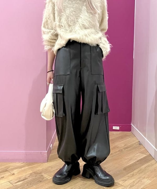 椎葉 未琴さんの「BEAMS WOMEN｜Ray BEAMS / フェイクレザー カーゴパンツ」を使ったコーディネート