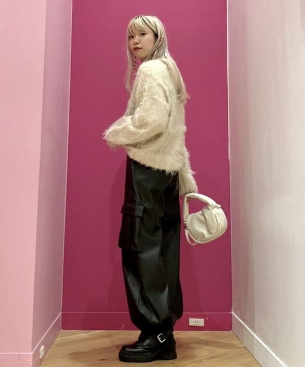椎葉 未琴さんの「BEAMS WOMEN｜Ray BEAMS / フェイクレザー カーゴパンツ」を使ったコーディネート