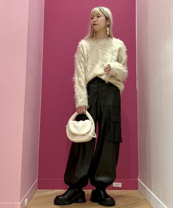 椎葉 未琴さんの「BEAMS WOMEN｜Ray BEAMS / フェイクレザー カーゴパンツ」を使ったコーディネート