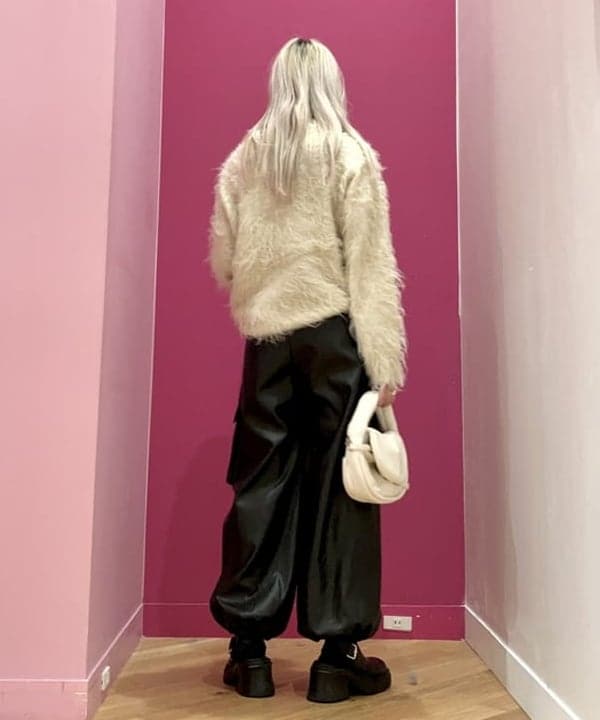 椎葉 未琴さんの「BEAMS WOMEN｜Ray BEAMS / フェイクレザー カーゴパンツ」を使ったコーディネート