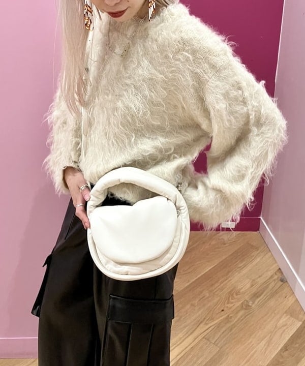 椎葉 未琴さんの「BEAMS WOMEN｜Ray BEAMS / フェイクレザー カーゴパンツ」を使ったコーディネート