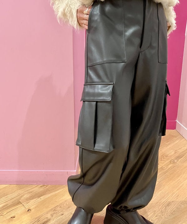 椎葉 未琴さんの「BEAMS WOMEN｜Ray BEAMS / フェイクレザー カーゴパンツ」を使ったコーディネート