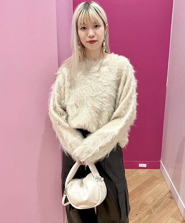 椎葉 未琴さんの「BEAMS WOMEN｜Ray BEAMS / フェイクレザー カーゴパンツ」を使ったコーディネート