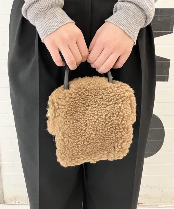坂本 涼花さんの「BEAMS WOMEN｜VIOLAd’ORO × Demi-Luxe BEAMS / 別注 エコムートン ミニショルダーバッグ」を使ったコーディネート