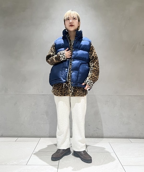 yokoyama shionさんの「BEAMS WOMEN｜WAREHOUSE & CO. / 別注 ステンシル13 Tシャツ」を使ったコーディネート