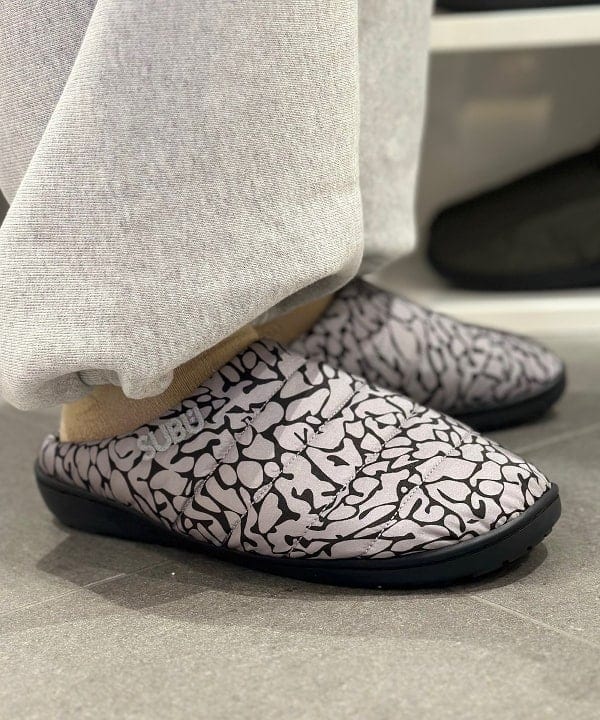 佐々木 優さんの「BEAMS WOMEN｜SUBU / 別注 セメント カモフラージュ サンダル」を使ったコーディネート