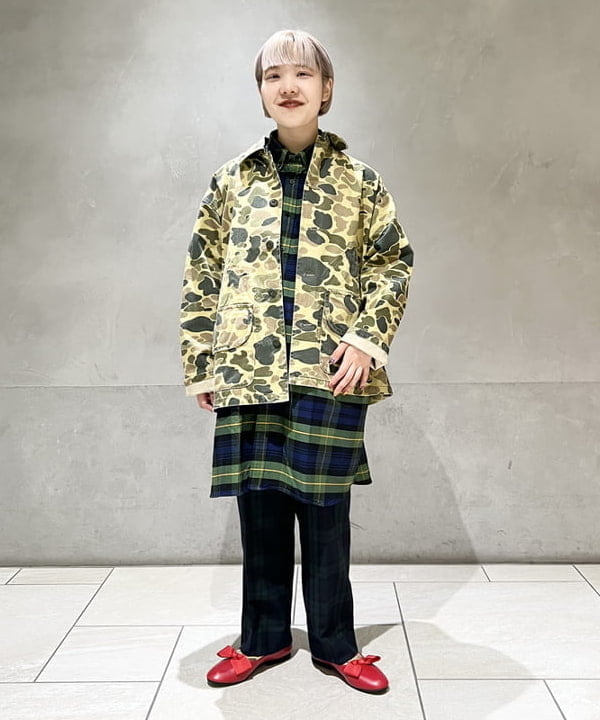 yokoyama shionさんの「BEAMS WOMEN｜BEAMS BOY / ポリエステル ウール シンチ バック スラックス」を使ったコーディネート