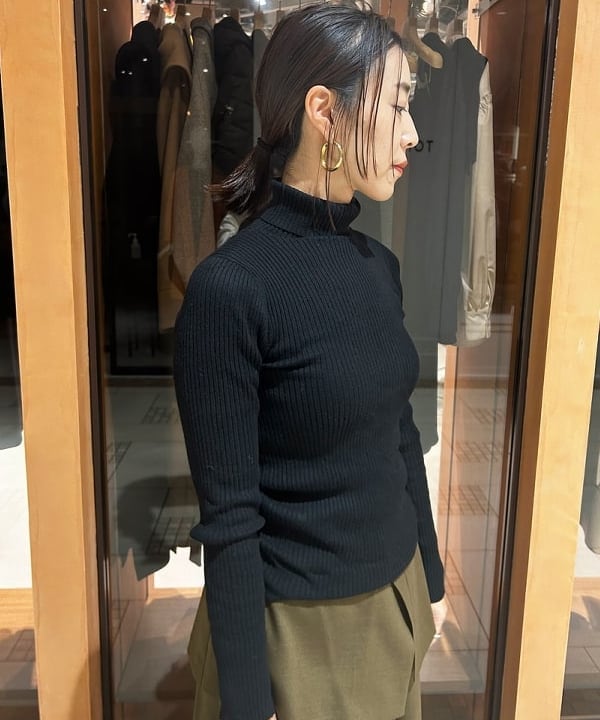川口 恵さんの「BEAMS WOMEN｜Ray BEAMS / 14G リブ タートルネック ニット」を使ったコーディネート