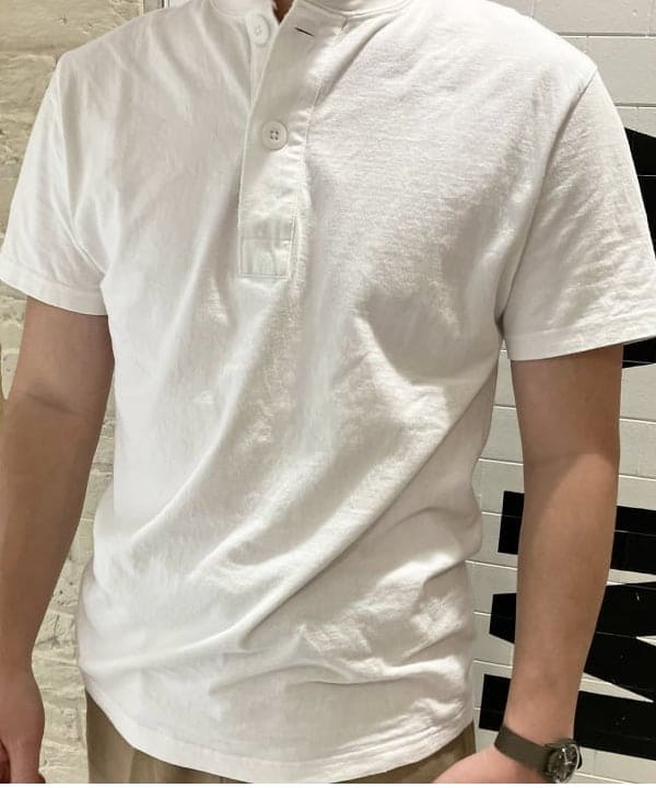 猪越 悠さんの「BEAMS WOMEN｜BEAMS PLUS / 2Pパック ヘンリーネック Tシャツ」を使ったコーディネート