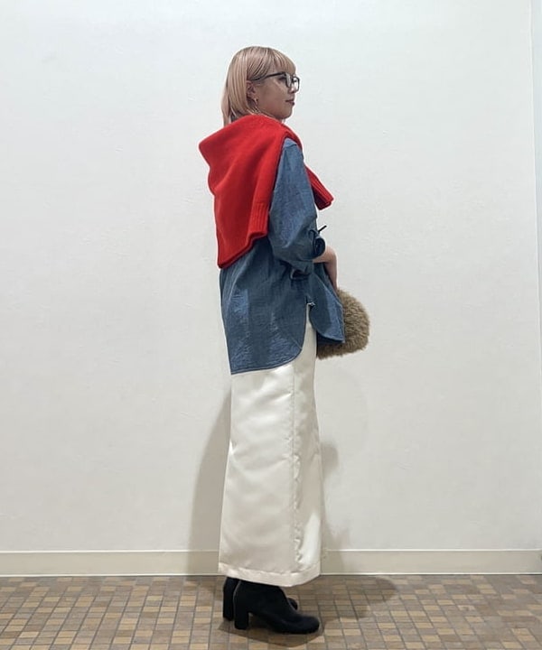 篠崎 香月さんの「BEAMS WOMEN｜BUZZ RICKSON'S / 別注 シャンブレー ロングスリーブ シャツ」を使ったコーディネート