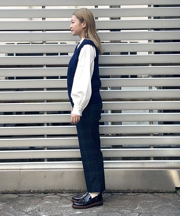 千田 静香さんの「BEAMS WOMEN｜BEAMS BOY / ポリエステル ウール シンチ バック スラックス」を使ったコーディネート