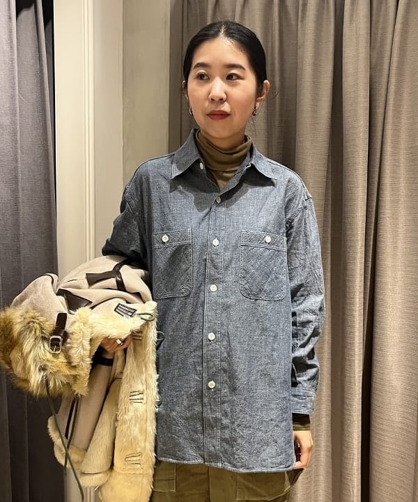 ミナミマリコさんの「BEAMS WOMEN｜【別注】BUZZ RICKSON'S / シャンブレー ロングスリーブ シャツ」を使ったコーディネート