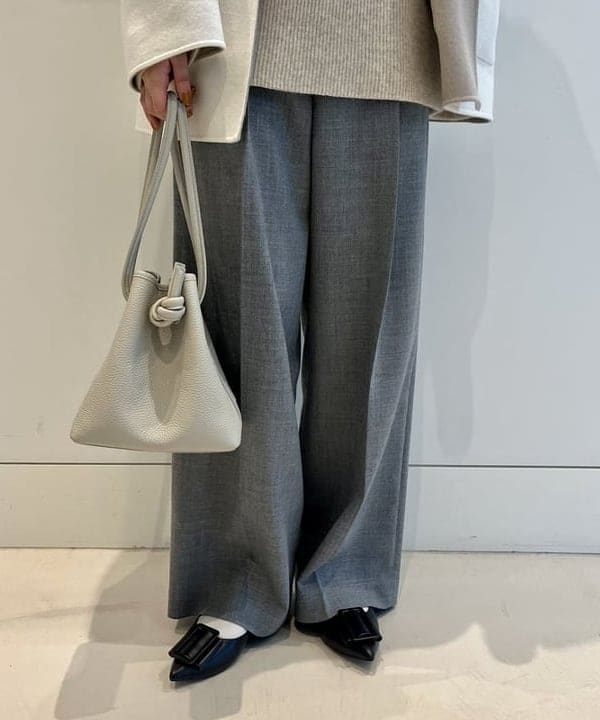 山田 千遥さんの「BEAMS WOMEN｜Demi-Luxe BEAMS / バックル ポインテッドトゥ パンプス」を使ったコーディネート