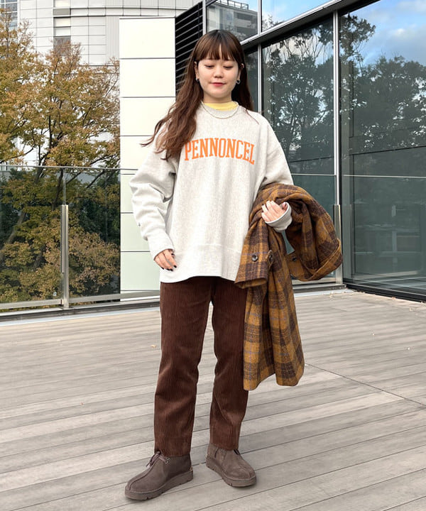 カスタニ モモノさんの「BEAMS WOMEN｜Champion × BEAMS BOY / 別注 ロゴ リバースウィーブ(R) クルーネック スウェット 23FW」を使ったコーディネート