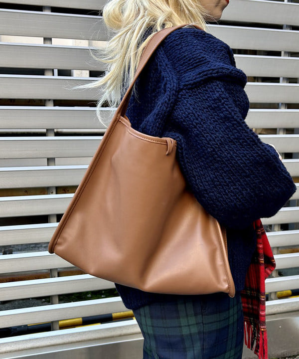 ナツハさんの「BEAMS WOMEN｜BEAMS BOY / ポリエステル ウール シンチ バック スラックス」を使ったコーディネート