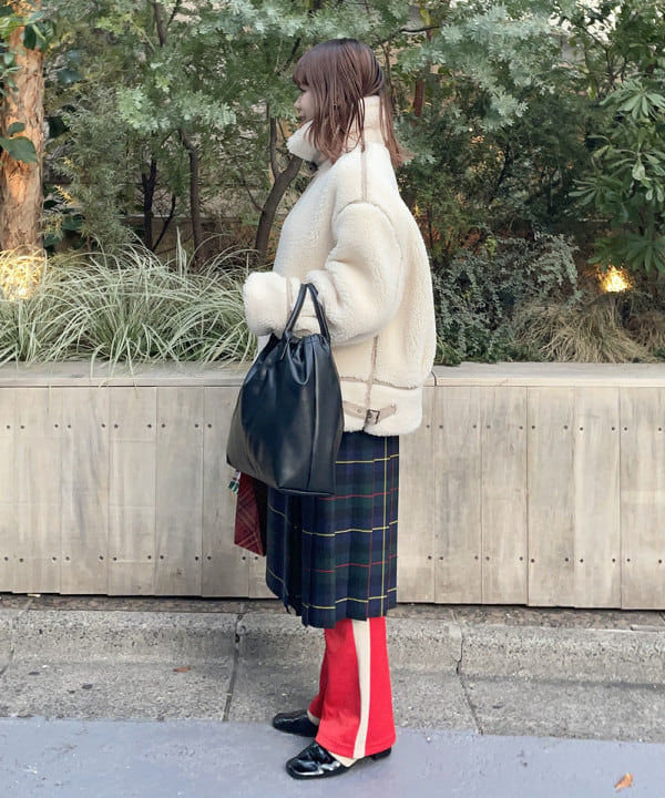 田中 里実さんの「BEAMS WOMEN｜RBS / ソフト レザー ギャザー バッグ」を使ったコーディネート