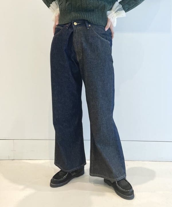 田中 里実さんの「BEAMS WOMEN｜Lee × maturely / 別注 Indigo & Black Denim Flare Pants」を使ったコーディネート