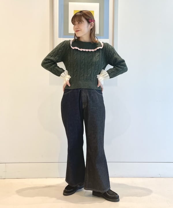 田中 里実さんの「BEAMS WOMEN｜Lee × maturely / 別注 Indigo & Black Denim Flare Pants」を使ったコーディネート