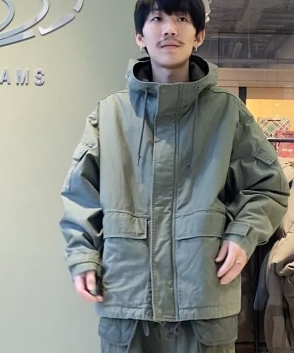 井上 隆司さんの「BEAMS WOMEN｜BEAMS / ビッグ 6ポケット カーゴパンツ」を使ったコーディネート