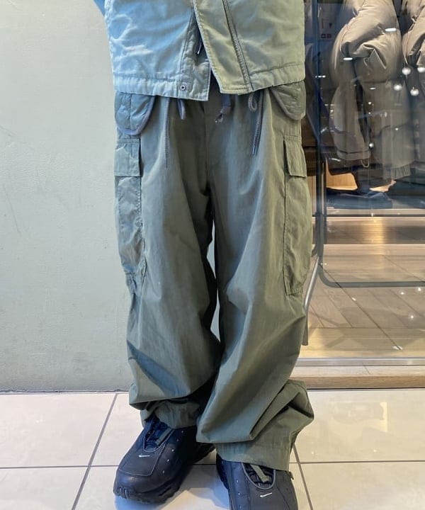 井上 隆司さんの「BEAMS WOMEN｜BEAMS / ビッグ 6ポケット カーゴパンツ」を使ったコーディネート