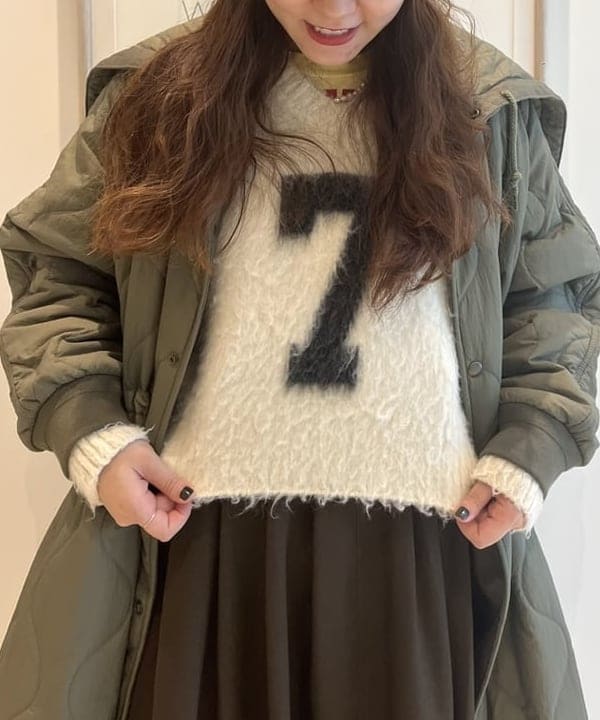 カスタニ モモノさんの「BEAMS WOMEN｜BEAMS BOY / ナンバリング ロゴ プルオーバー」を使ったコーディネート