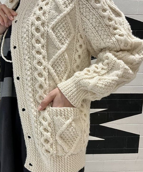 小原 もこさんの「BEAMS WOMEN｜BEAMS BOY / 樹脂 パール ロング ネックレス」を使ったコーディネート