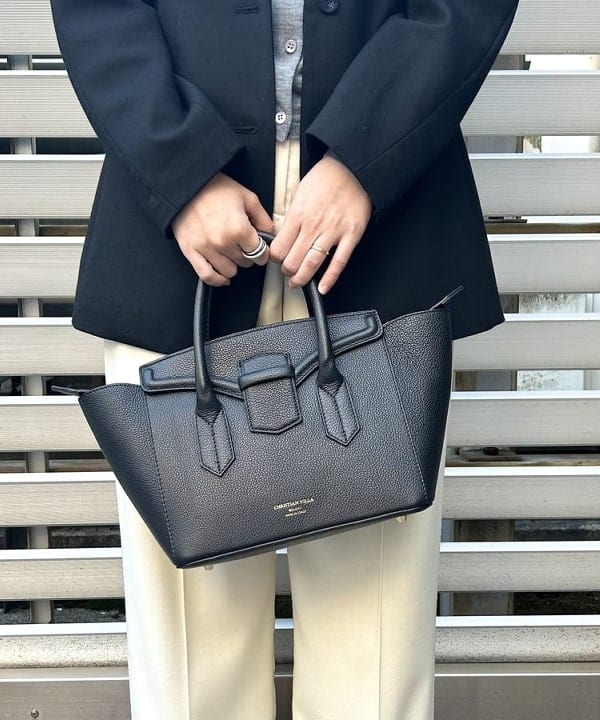 千田 静香さんの「BEAMS WOMEN｜CHRISTIAN VILLA / 別注 フラップ ハンドバッグ.」を使ったコーディネート