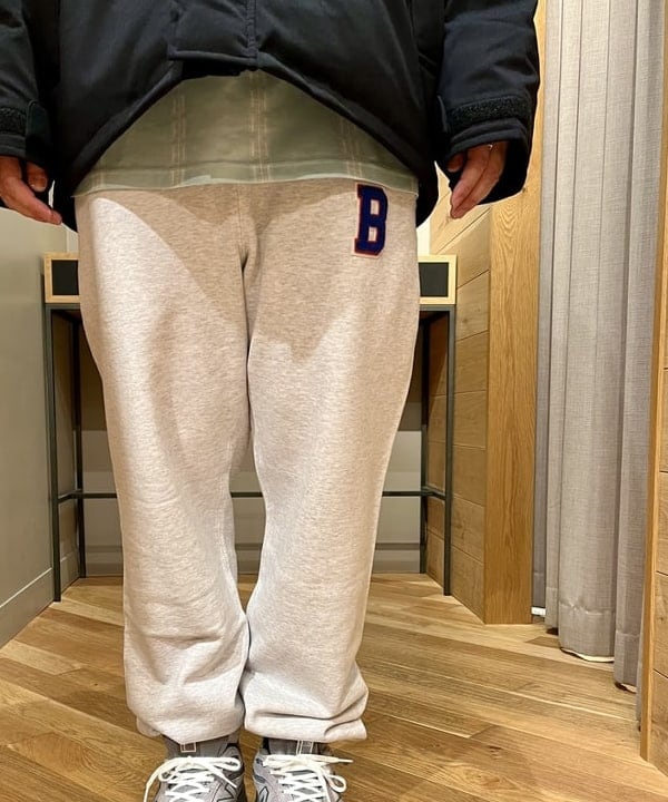 新里 京介さんの「BEAMS WOMEN｜Bロゴ スウェットパンツ」を使ったコーディネート