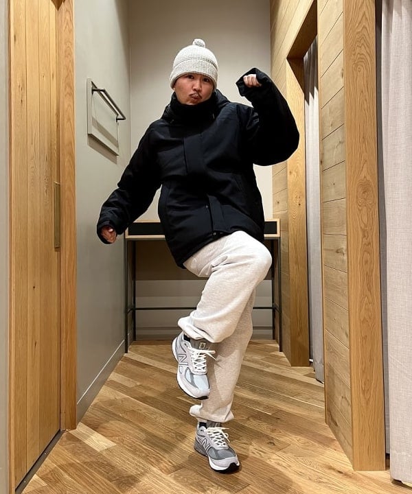 新里 京介さんの「BEAMS WOMEN｜Bロゴ スウェットパンツ」を使ったコーディネート