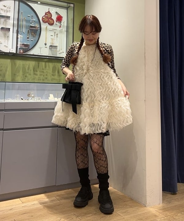 渡邊 舞さんの「BEAMS WOMEN｜I Hate Monday / flower lace ストッキング black」を使ったコーディネート