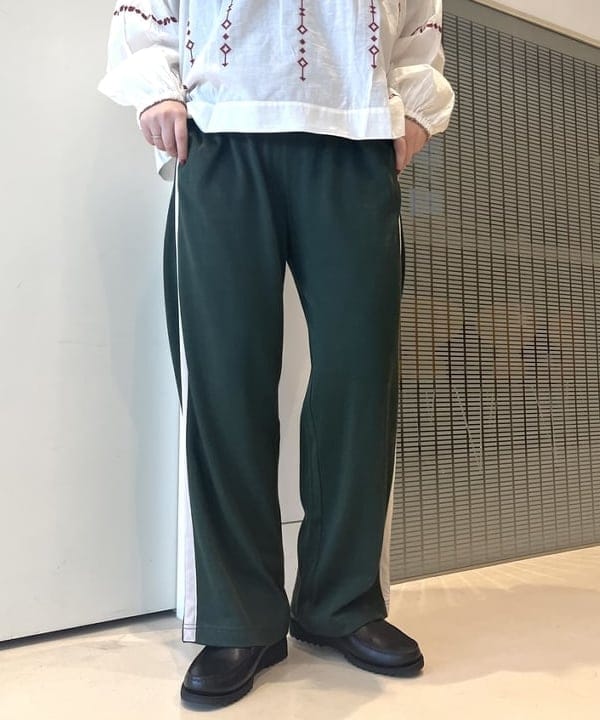 カスタニ モモノさんの「BEAMS WOMEN｜BEAMS BOY / サイド ライン イージー パンツ」を使ったコーディネート
