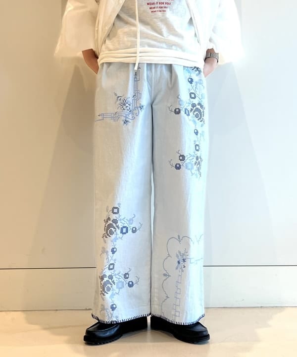 カスタニ モモノさんの「BEAMS WOMEN｜ラインロゴ ショートスリーブ Tシャツ」を使ったコーディネート