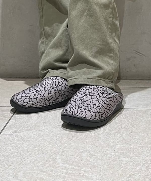 前田 優衣さんの「BEAMS WOMEN｜SUBU / 別注 セメント カモフラージュ サンダル」を使ったコーディネート