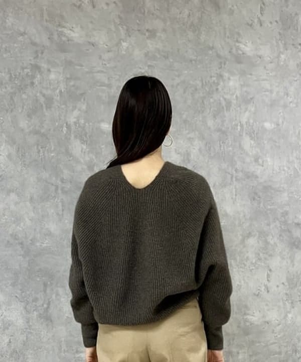 西村 章代さんの「BEAMS WOMEN｜GIANNI CHIARINI / CAMILLA メタリック レザートートバッグ」を使ったコーディネート