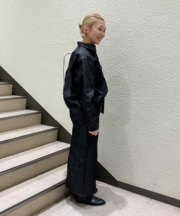 内山 瑛美さんの「エディター坪田あさみ × woadblue × Demi-Luxe BEAMS / 別注 デニム Iラインスカート」を使ったコーディネート