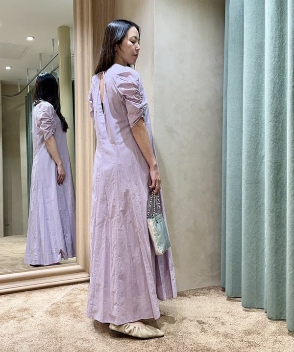 関 桂子さんの「BEAMS WOMEN｜GIANNI CHIARINI / CAMILLA メタリック レザートートバッグ」を使ったコーディネート