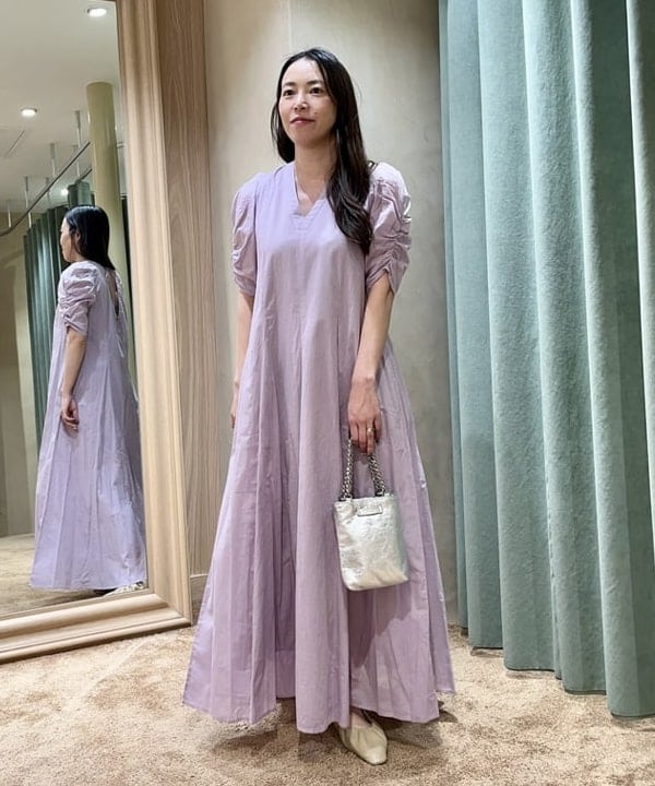 関 桂子さんの「BEAMS WOMEN｜GIANNI CHIARINI / CAMILLA メタリック レザートートバッグ」を使ったコーディネート