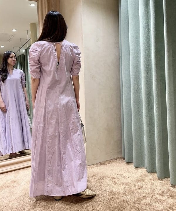 関 桂子さんの「BEAMS WOMEN｜GIANNI CHIARINI / CAMILLA メタリック レザートートバッグ」を使ったコーディネート