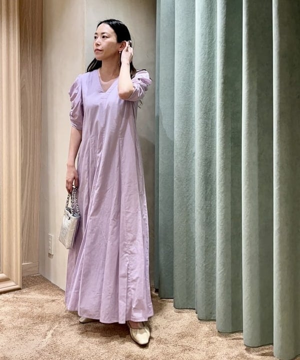 関 桂子さんの「BEAMS WOMEN｜GIANNI CHIARINI / CAMILLA メタリック レザートートバッグ」を使ったコーディネート