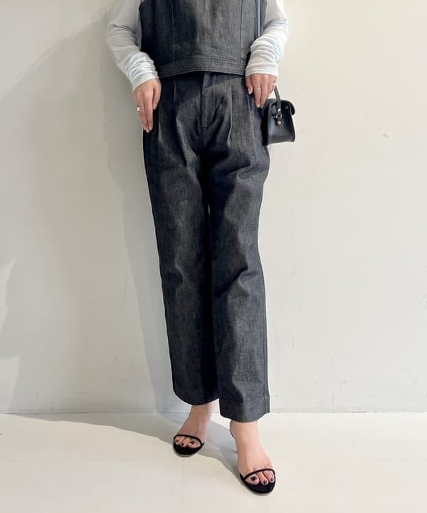 中丸　栞さんの「BEAMS WOMEN｜エディター坪田あさみ × woadblue × Demi-Luxe BEAMS / 別注 2タック デニムパンツ」を使ったコーディネート