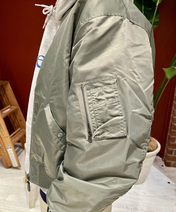 新里 京介さんの「BEAMS WOMEN｜リラックスフィット THERMOLITE(R) MA-1 （撥水）」を使ったコーディネート