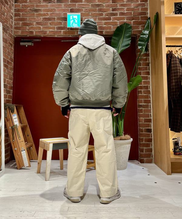 新里 京介さんの「BEAMS WOMEN｜リラックスフィット THERMOLITE(R) MA-1 （撥水）」を使ったコーディネート