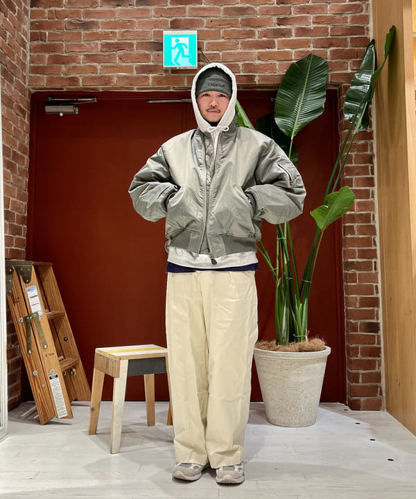 新里 京介さんの「BEAMS WOMEN｜リラックスフィット THERMOLITE(R) MA-1 （撥水）」を使ったコーディネート